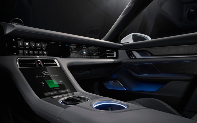 Porsche продемонстрировал приборную панель электромобиля Taycan с отдельным сенсорным экраном для переднего пассажира