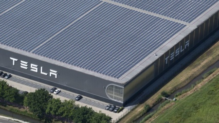 Tesla запустила сервис аренды солнечных панелей. Чтобы их убрали с крыши, придется дополнительно заплатить $1500