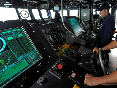 Военно-морские силы США заменят сенсорные экраны в эсминцах на классические средства управления из-за чрезмерной сложности интерфейсов