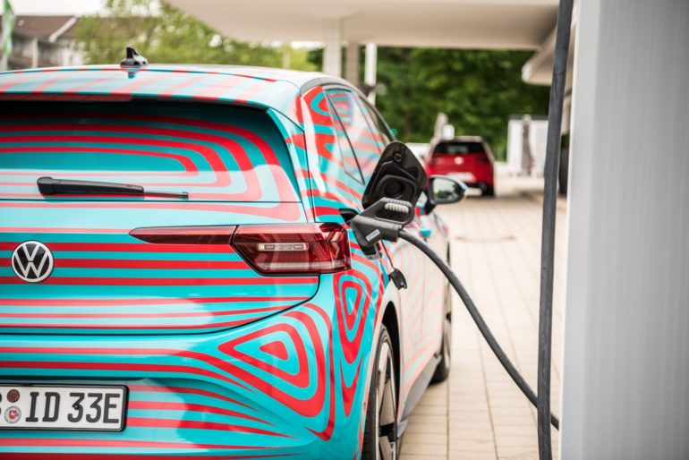 Volkswagen: "Переломным моментом в судьбе электромобилей станет достижение паритета стоимости с бензиновыми автомобилями"