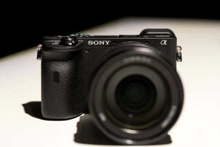 Sony анонсировала беззеркальные камеры A6600 и A6100 с сенсором APS-C и быстрым автофокусом, а также 2 объектива E-mount