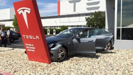 Tesla с опережением графика запустила собственную программу автострахования, в тот же день она «сломалась»
