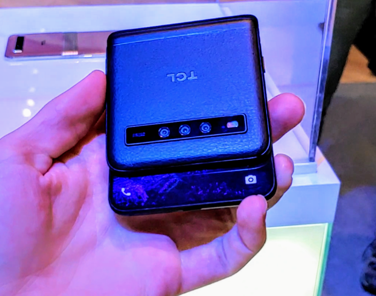 TCL показала прототип механизма, который делает из сгибаемого смартфона телефон-раскладушку