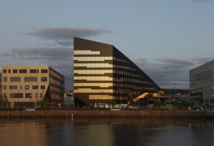 Офисный центр Brattørkaia в Норвегии производит вдвое больше энергии, чем потребляет