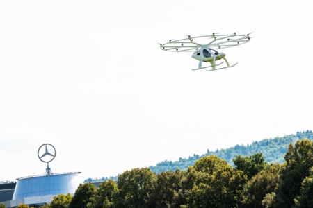 Аппарат Volocopter стал первым аэротакси, поднявшемся в небо над европейским населенным пунктом