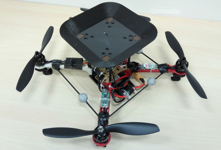 Американские исследователи превратили малый дрон в летающую зарядную станцию