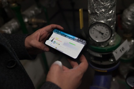 В 17 домах Киева установили энергоэффективное оборудование, которое позволяет жителям самостоятельно регулировать температуру отопления с помощью смартфонов