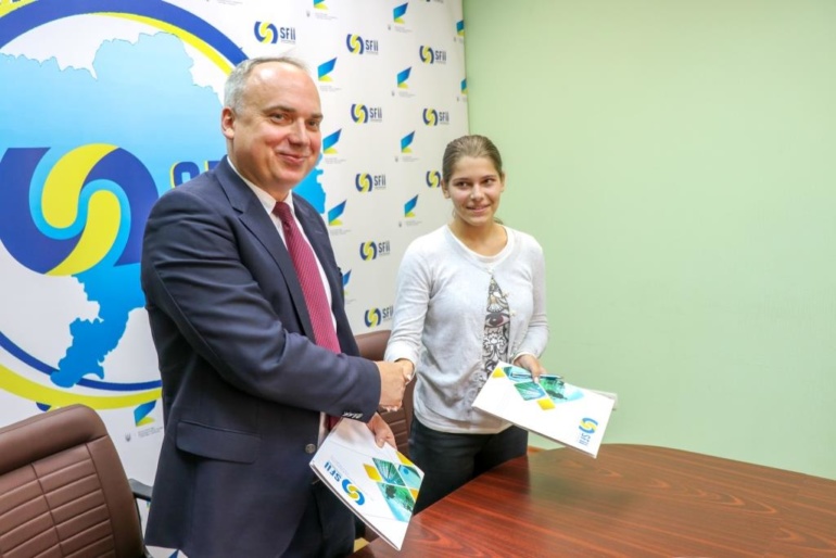 Впервые в Украине школьница получила государственный грант в размере 500 тыс. грн на собственное изобретение, которое спасает детей и животных в закрытых автомобилях