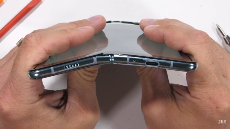 JerryRigEverything испытал на прочность обновленную версию сгибающегося смартфона Samsung Galaxy Fold, а производитель попросил быть аккуратнее с новинкой [видео]
