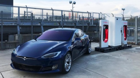 Tesla установила на Нюрбургринге постоянный Supercharger и заявила, что Model S уже проезжает Нюрбургринг за 7:20, а после доработок сможет показать время 7:05