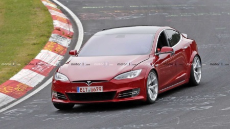 По неофициальным данным Tesla Model S уже побила рекорд Porsche Taycan на Нюрбургринге со временем 7:23, обойдя немецкий электромобиль почти на 20 секунд
