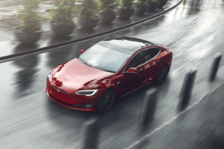 Илон Маск: Через год мы выпустим новую платформу Tesla с тремя электродвигателями и скоростным режимом Plaid Mode, она будет доступна для Model S, X и Roadster (но не для Model 3 и Y)