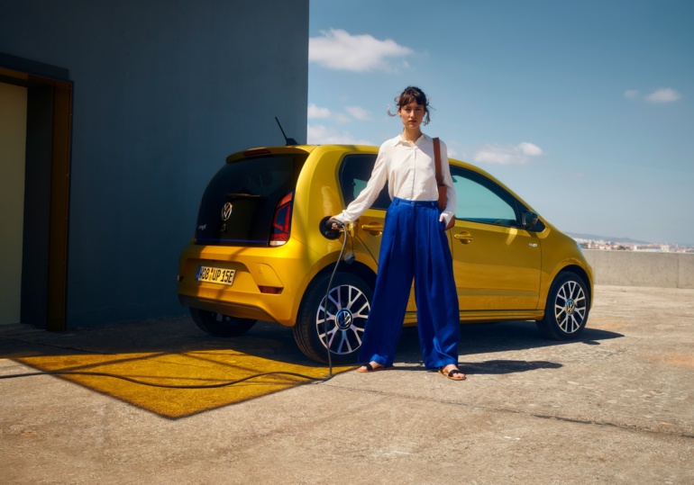 Volkswagen представил второе поколение электромобиля Volkswagen e-up! с батареей емкостью 32,3 кВтч, запасом хода 260 км и ценником €22 тыс. (€17,3 тыс. после льгот)