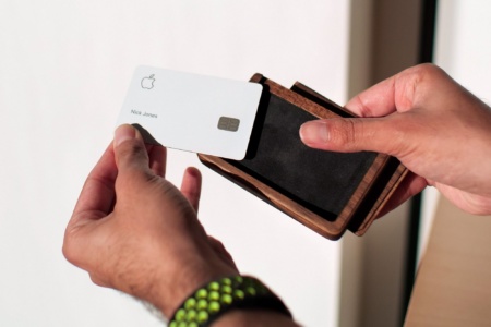 В США создали деревянный кейс для титановой карты Apple Card, который защитит ее от появления пятен и царапин всего за $39/$139