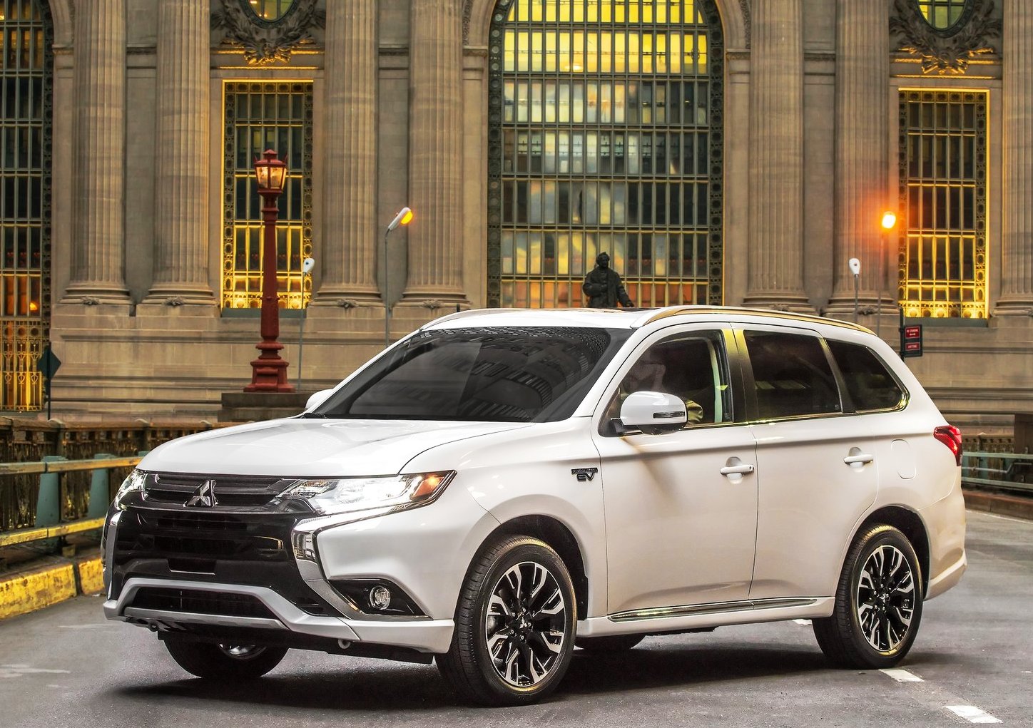 Тест-драйв Mitsubishi Outlander PHEV: дорогой техно-флагман