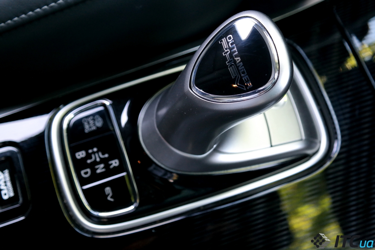 Тест-драйв Mitsubishi Outlander PHEV: дорогой техно-флагман