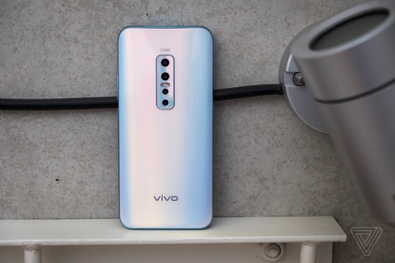 Смартфон Vivo V17 Pro получил выдвижной модуль с двойной камерой для автопортретов