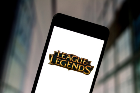 Игра League of Legends выйдет на смартфонах и консолях, студия также работает над новым шутером