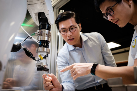 Сингапурские инженеры Eureka Robotics научили роботизированную руку максимально аккуратно перемещать крошечные линзы и зеркала