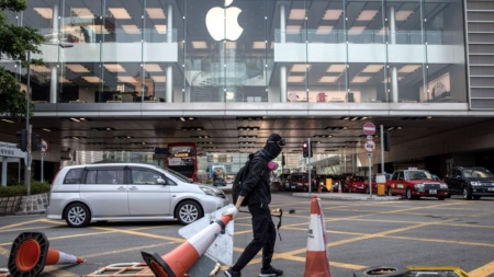 Apple удалила приложение, которое помогало гонконгским протестующим отслеживать передвижения полиции, после того, как на компанию обрушилась с критикой Коммунистическая партия Китая