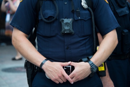 Калифорния превентивно запретила внедрять технологию распознавания лиц в нательные камеры полицейских