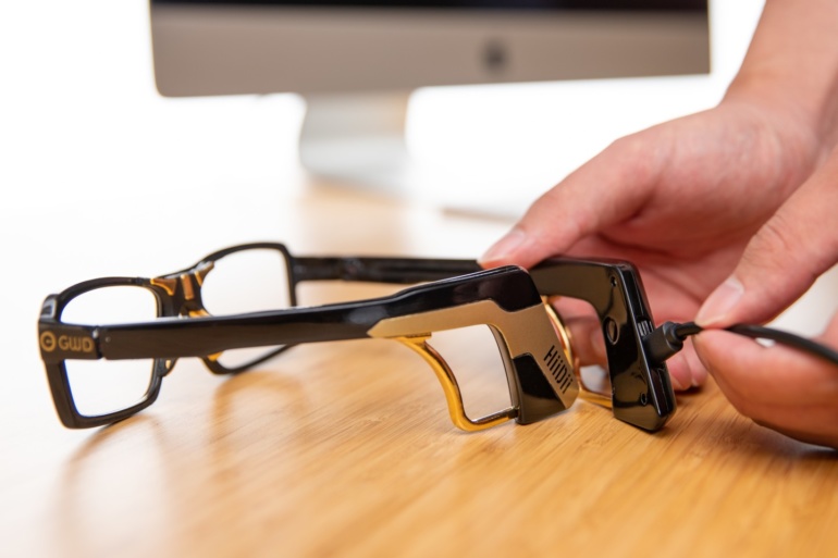 «Умные» очки HiiDii Glasses призваны временно заменять компьютерную мышь, пока у пользователя заняты руки