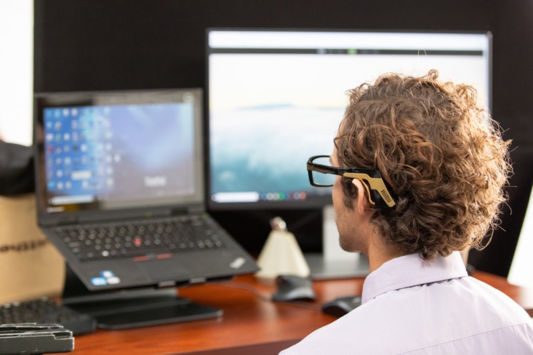 «Умные» очки HiiDii Glasses призваны временно заменять компьютерную мышь, пока у пользователя заняты руки