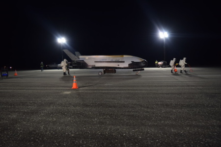 Беспилотный космоплан ВВС США X-37B вернулся на Землю после рекордно длительного полета (780 дней на орбите)