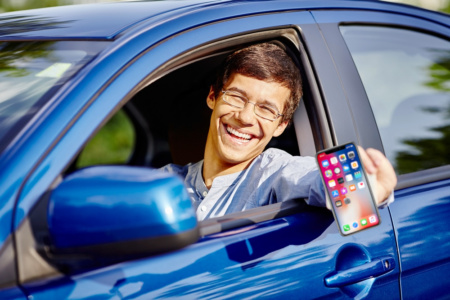 Кабмин анонсировал скорый запуск электронных водительских прав и техпаспорта в смартфоне, получить их можно будет в мобильном приложении «Дія», а проверить — с помощью QR-кода