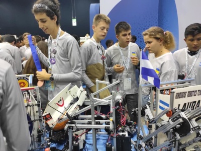 Українські школярі увійшли в топ-10 команд світу на міжнародній олімпіаді з робототехніки FIRST Global Challenge