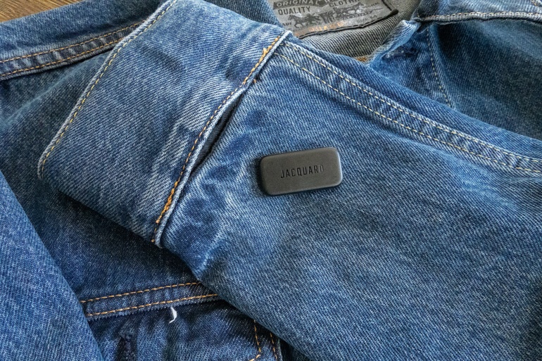 Levi’s выпустила две куртки на базе технологии Google Project Jacquard, которая позволяет управлять смартфоном через сенсор на манжете