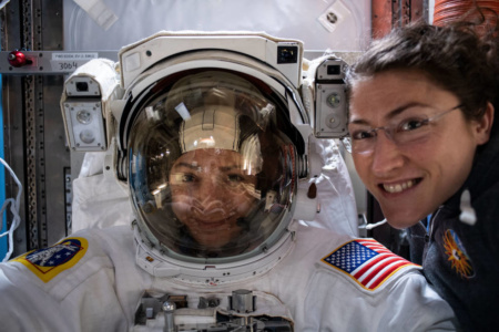 Две астронавтки впервые в истории вышли в открытый космос