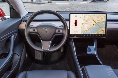 Функция Smart Summon в автомобилях Tesla привела к нескольким авариям на парковках