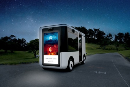 Sony и Yamaha выпустили беспилотный микроавтобус Sociable Cart SC-1, который показывает пассажирам тематические фильмы, а окружающим — рекламу