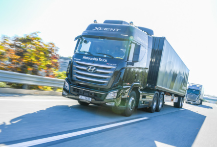 Hyundai провела демонстрационные испытания технологии, позволяющей грузовикам выстраиваться в робоколонны