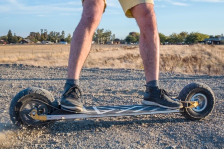 «Мечта любого тинейджера»: двухколесный электроскейт Speedboard разгоняется до 48 км/ч
