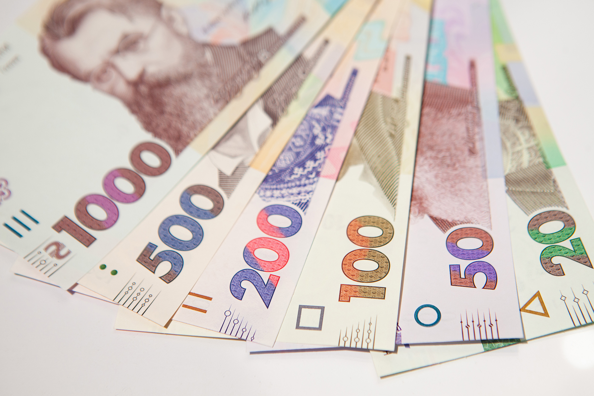 Центробанк запланировал на октябрь презентацию банкнот номиналом 1000 и 5000 рублей