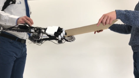 Исследователи создали носимые роборуки, которые подержат предмет вместо хозяина
