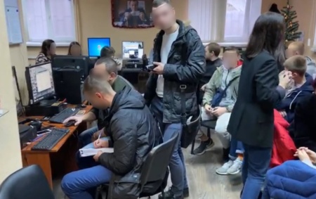 Киберполиция закрыла мошеннический call-центр со штатом 100 сотрудников, которые выманивали у украинцев данные банковских карт и похищали до 3 млн грн еженедельно