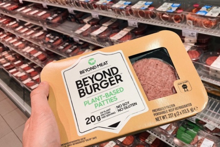 Растительное мясо Beyond Meat теперь и в украинских супермаркетах. Упаковка из двух котлет — 270 грн
