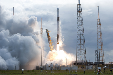 SpaceX успешно запустила дважды летавший корабль Dragon для последней (в этом году) миссии снабжения МКС CRS-19