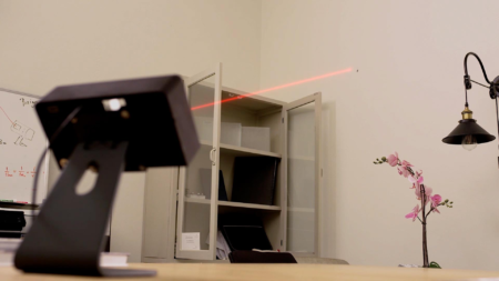 Стартап Bzigo представил «умную» лазерную указку для подсвечивания местоположения комаров