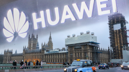 Великобритания разрешила Huawei принимать участие в строительстве 5G-сетей на территории страны с определенными ограничениями. США возмущены таким ходом развития событий