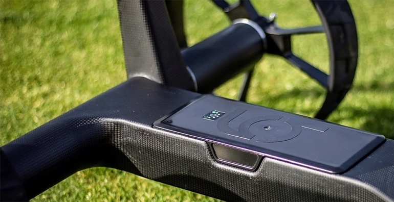 Швейцарский стартап разработал самоходную тележку для гольфа, способную двигаться в соответствии со скоростью пользователя