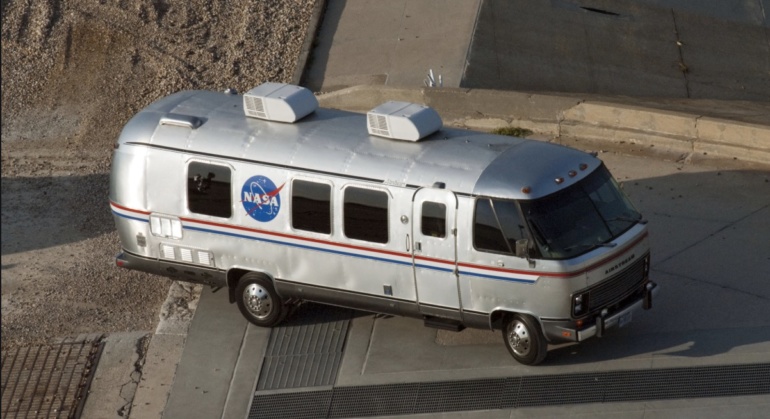 Электрокроссовер Tesla Model X стал официальным транспортом NASA для миссии SpaceX, он будет доставлять астронавтов на стартовую площадку