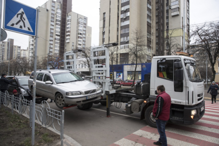 Киевские власти хотят бороться с хаотичной парковкой не строительством новых паркингов, а повышением цен и штрафов