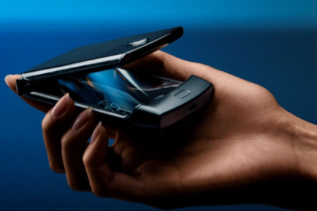 Motorola о гибком экране раскладушки Razr: «Неровности и видимые складки в месте сгиба — это норма»