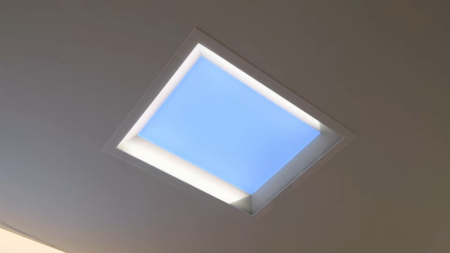 Mitsubishi Electric разработала потолочный светильник, который создает иллюзию голубого неба за окном
