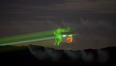 Лазерный проектор вывел изображение на аэрозольный экран, который распылили в воздухе дроны