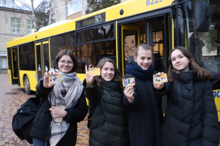 КГГА: В Киеве запустили в тестовом режиме электронный ученический билет, первые 28 тыс. школьников уже получили свои карточки